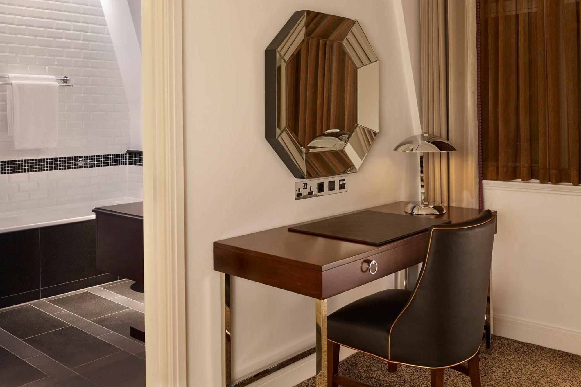 Suite 1 Chambre Lit King-Size - Vue sur Parc - Accès au Salon Club